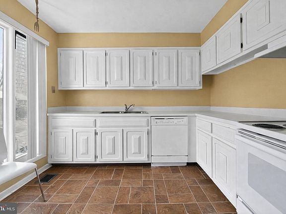 4th image of 9214 Three Oaks Dr