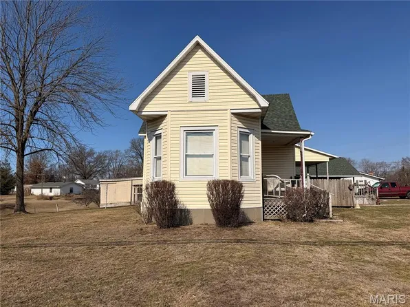 309 S Locust St, Saint Elmo, IL 62458