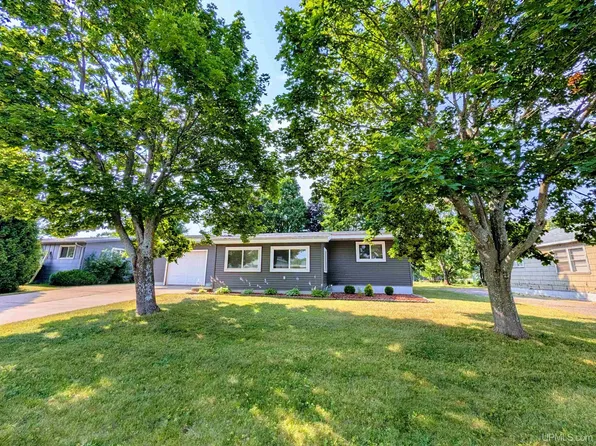 720 Carr St, Negaunee, MI 49866