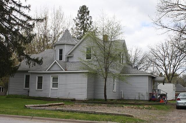 2nd image of 131 Wood St S