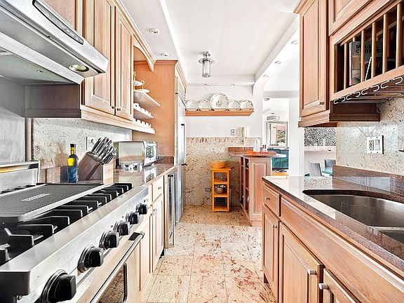 5th image of 210 E 15th St APT 10H