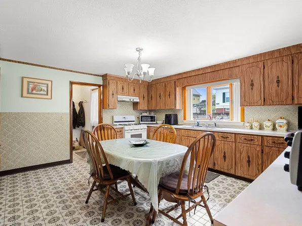 1 Alpine Ct, Gloucester, MA 01930