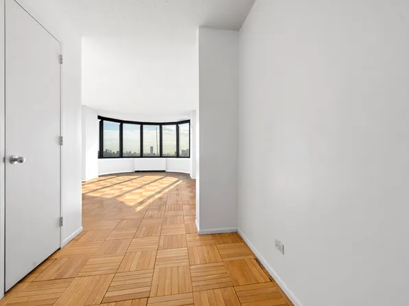 330 East 38th Street image 4 of 9