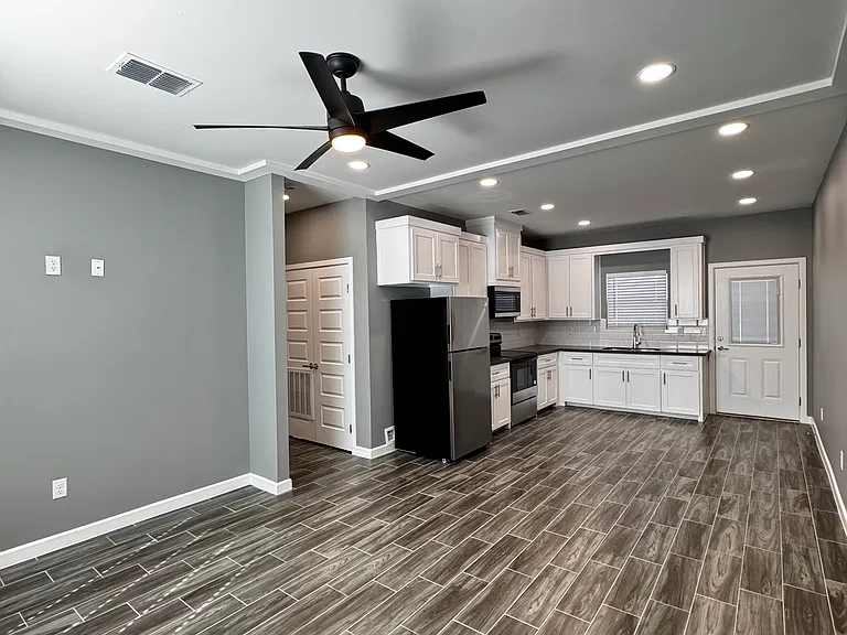 1808 Angelina Dr #4 — Photo 2