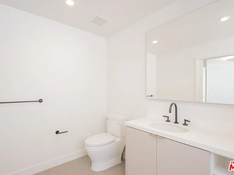 1130 N Orange Dr #301 — Photo 14