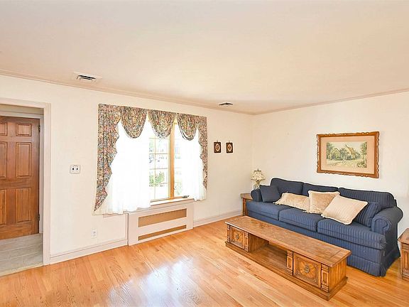5th image of 212 Edward Ct