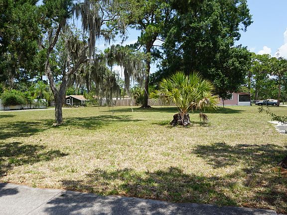 5th image of 320 Delespine Ave