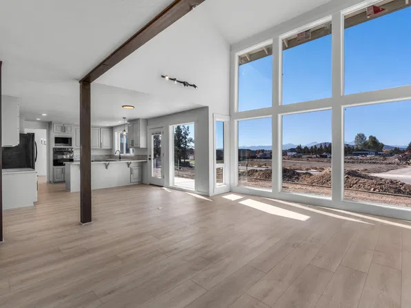 571 NW 29th St, Redmond, OR 97756