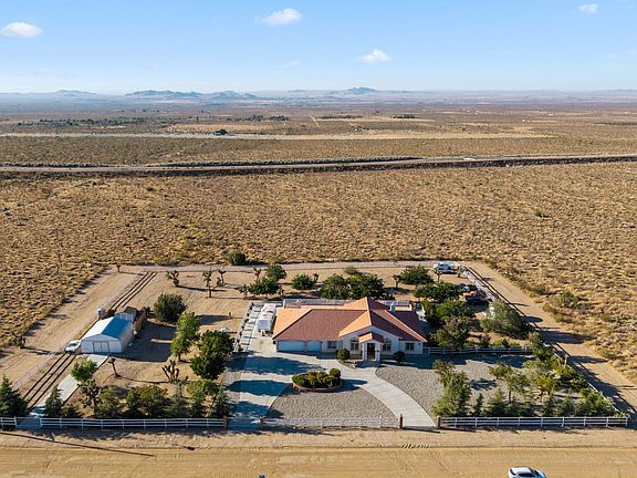 3rd image of 17173 Fort Tejon Rd