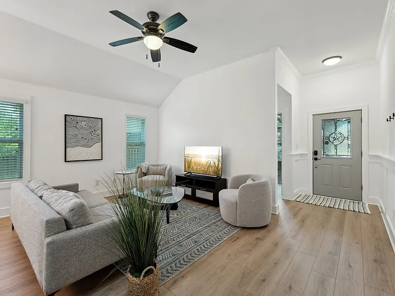 1620 Rosewood Ct — Photo 2