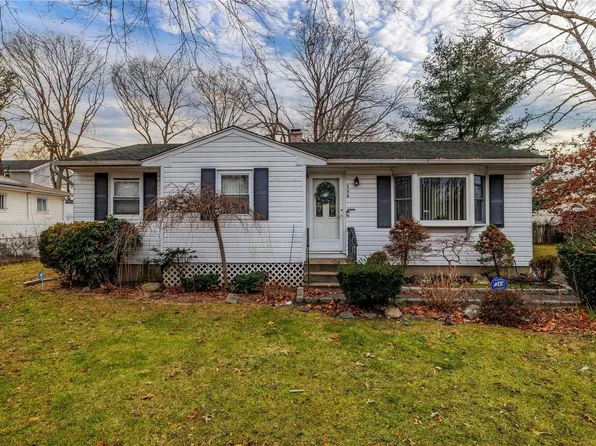 136 N 24th Street, Wheatley Heights, NY 11798