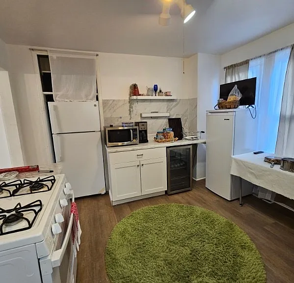 188 Westminster Ave — Photo 2