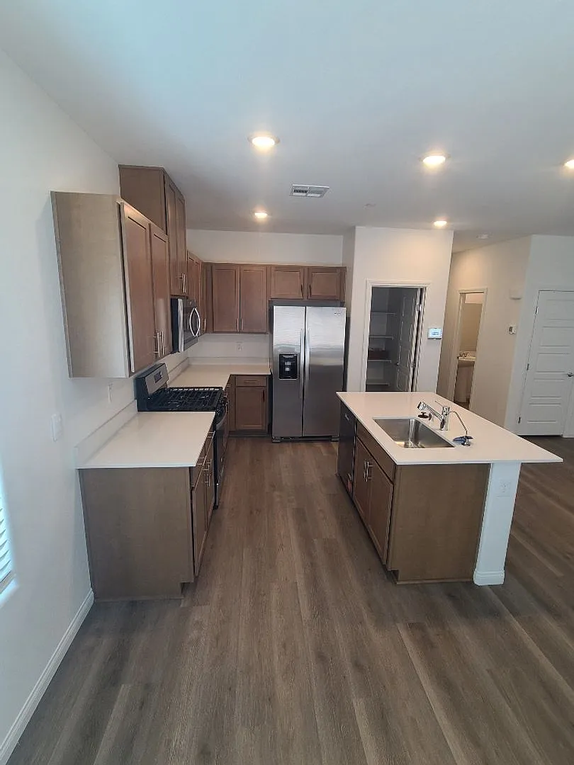 Brand New 2 story home in Cadence with 3 bedrooms, 2.5 bathrooms, loft, & 2 car garage! — Photo 3