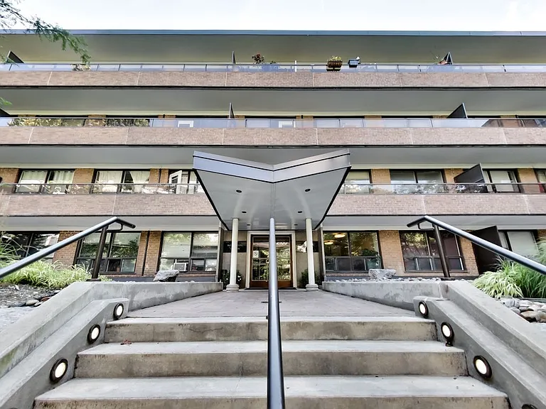 2100 Bathurst St #308 — Photo 5