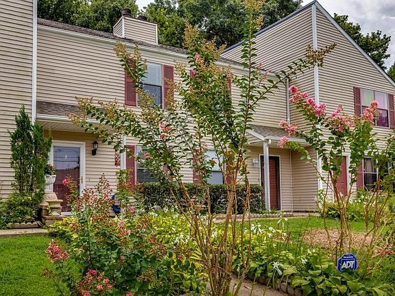 2nd image of 925 Kingsbury Dr APT B