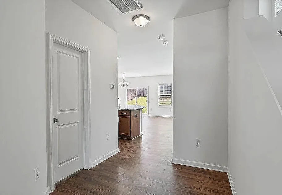 4 bed, 2.5 bath, 2009 sqft, $2,395 — Photo 4