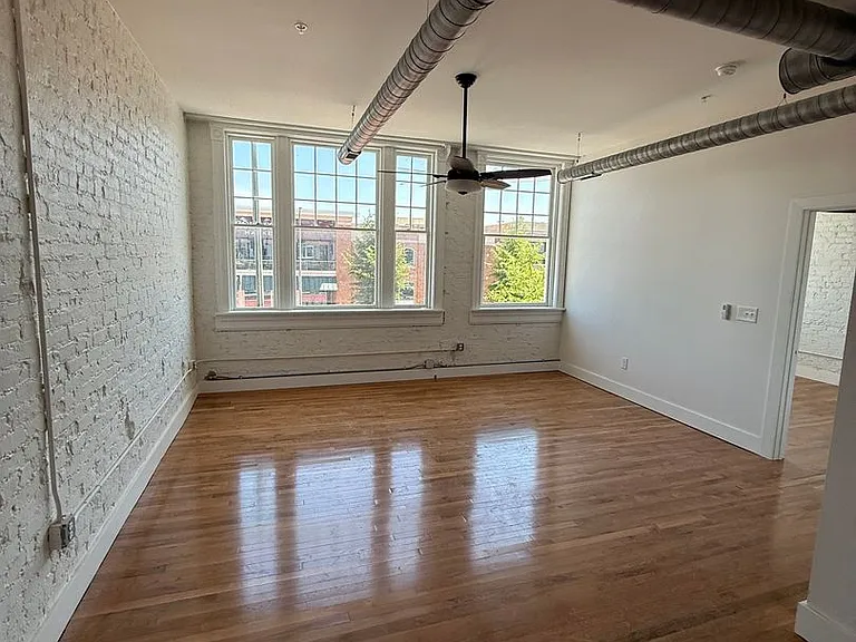 2033 W Broad St — Photo 15