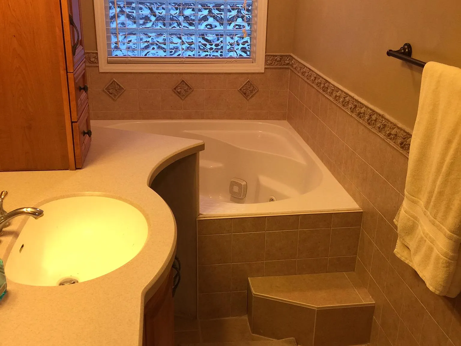 5 bed, 2.5 bath, 2550 sqft, $2,975 — Photo 2