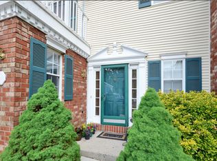 4 Cameo Ct, Franklin Park, NJ 08823