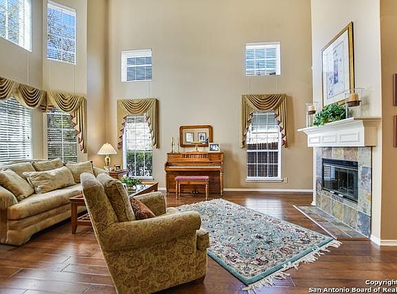 4th image of 215 Willowbluff Dr