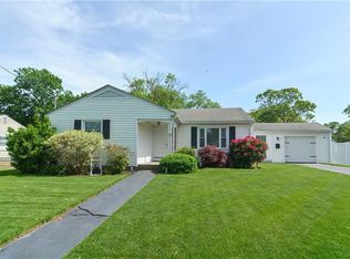 14 Robin Hood Dr, Riverside, RI 02915