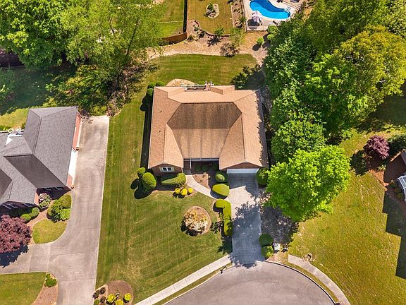 4th image of 409 Amanda Way