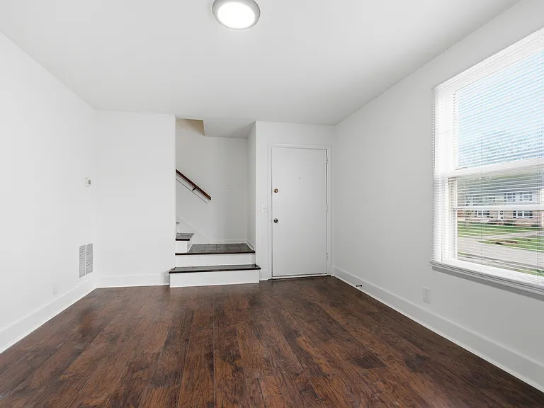 731 McPherson Dr — Photo 2