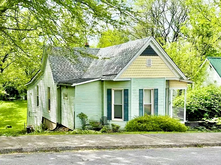 425 E Walnut St — Photo 1