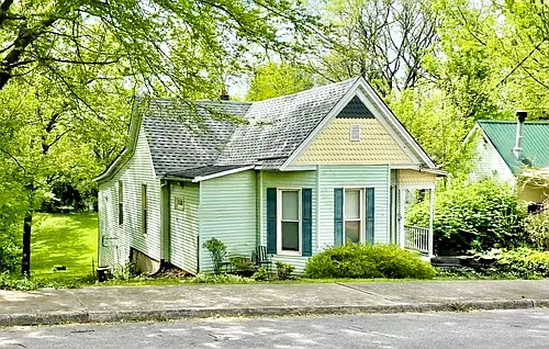 425 E Walnut St Photo 1
