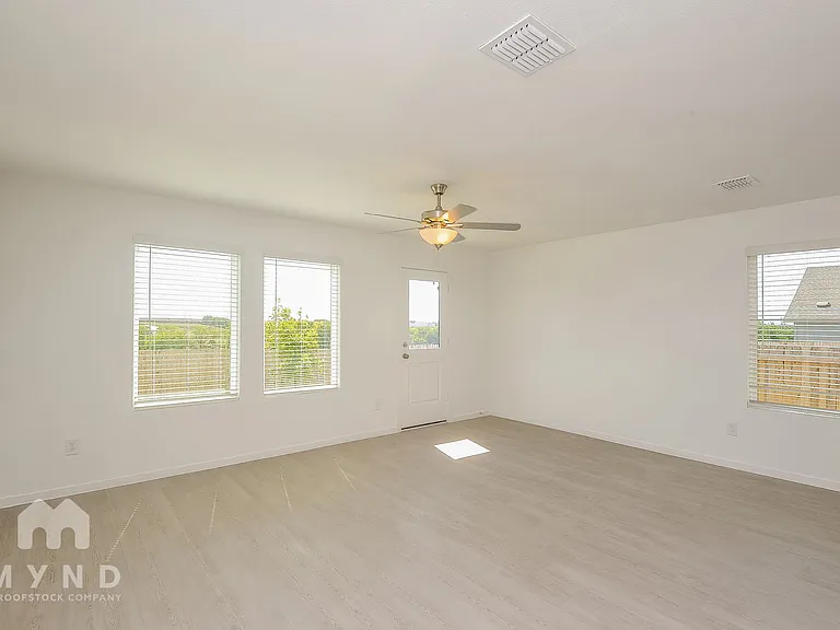 2745 Mistwood Dr — Photo 10