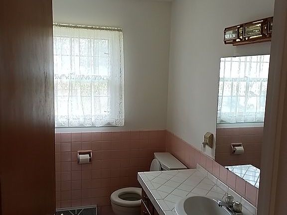 5th image of 1785 Bayview Dr