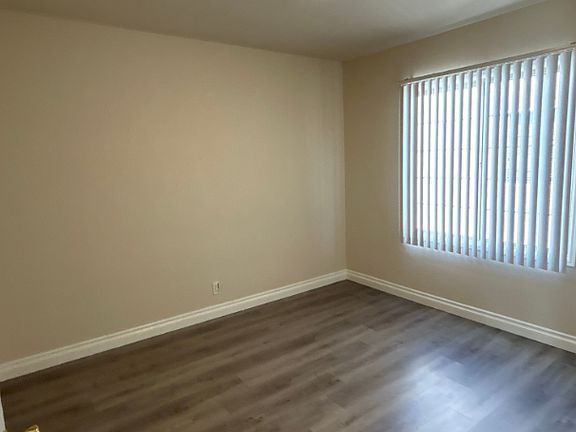 5th image of 12421 1/2 Oxnard St