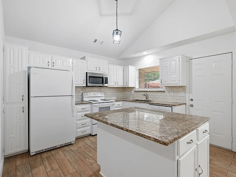 3636 Country Club Dr W — Photo 9