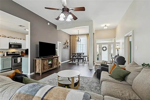3 bed, 2.0 bath, 1594 sqft, $2,100 — Photo 3