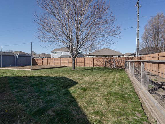 3rd image of 14 Cranbrook Ln