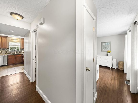 5th image of 914 Windbourne St