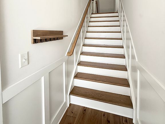 Entryway with compact coat and key rack
