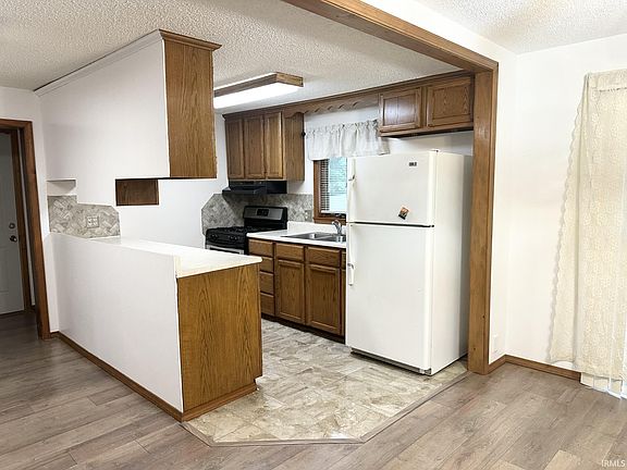 5th image of 900 E Lordeman St