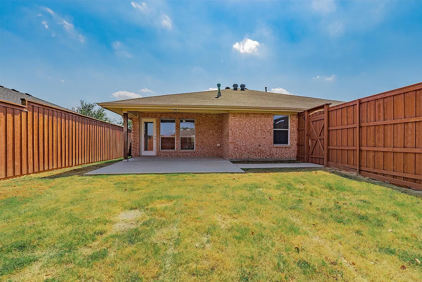 3992 Cherry Ridge Dr — Photo 3