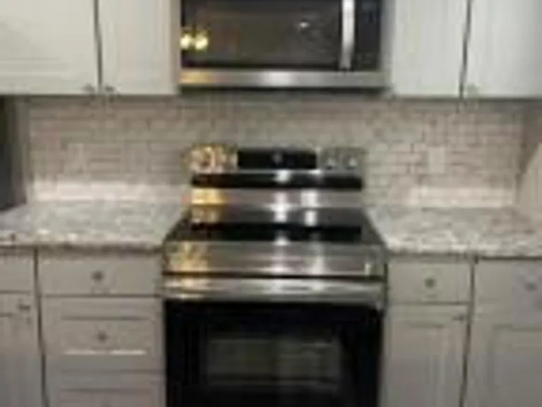 102 8th St — Photo 2
