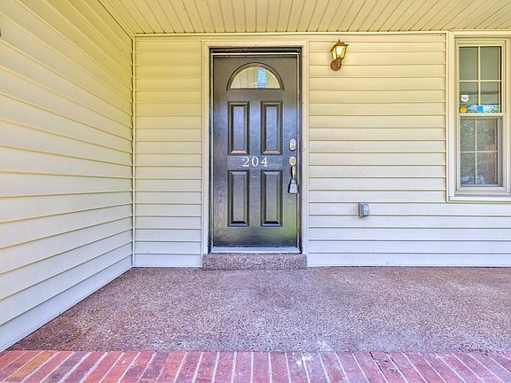5th image of 204 Clearlake Dr W