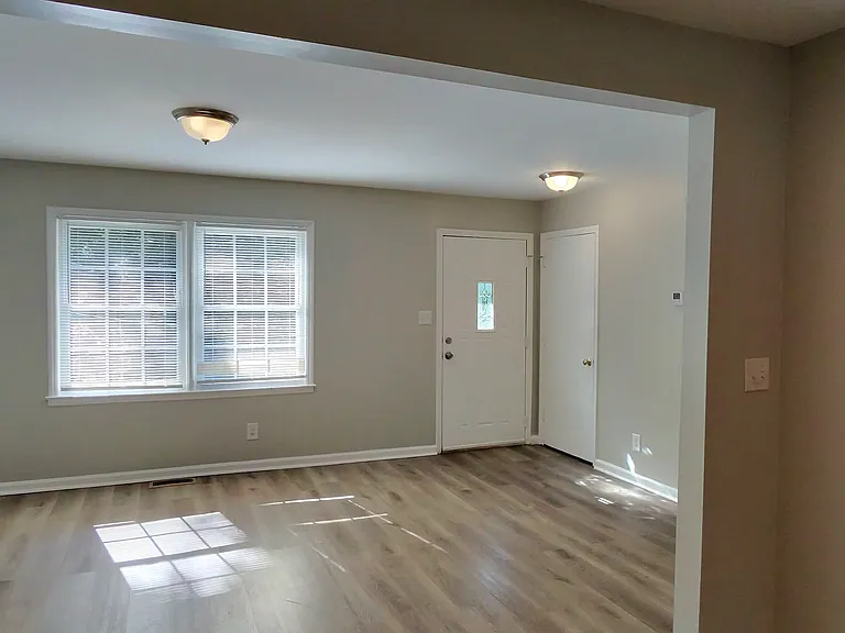 6817 Deanwood Pl — Photo 3