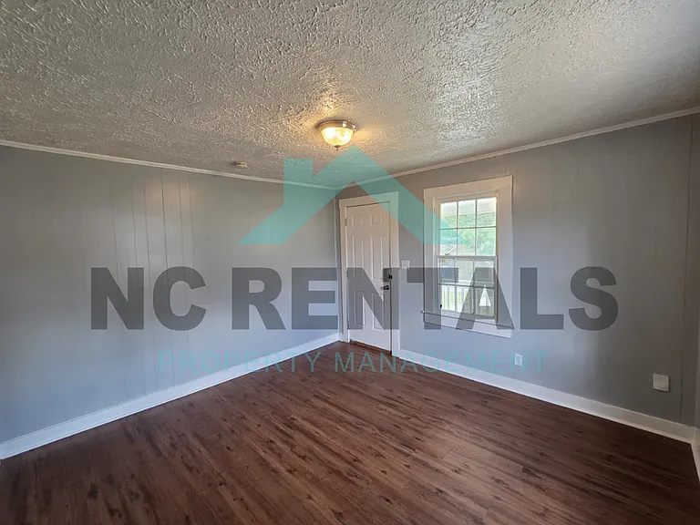 1415 Underwood Ave — Photo 3