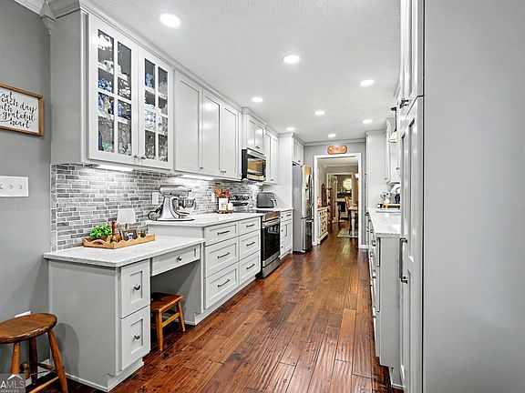 3rd image of 305 Hillview Rd