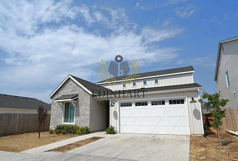 3 bed, 2.5 bath, 2600 sqft, $2,800 — Photo 2