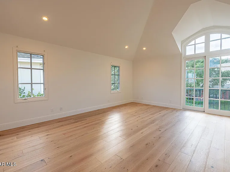 2390 Crombie Ct — Photo 34