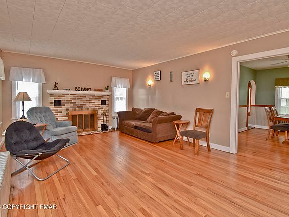 4th image of 142 Maple Ave