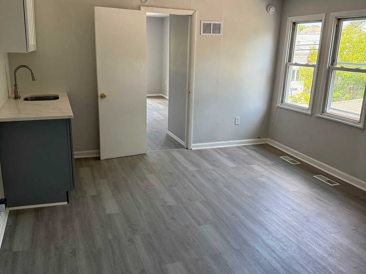 2 bed, 700 sqft, $2,200 — Photo 2