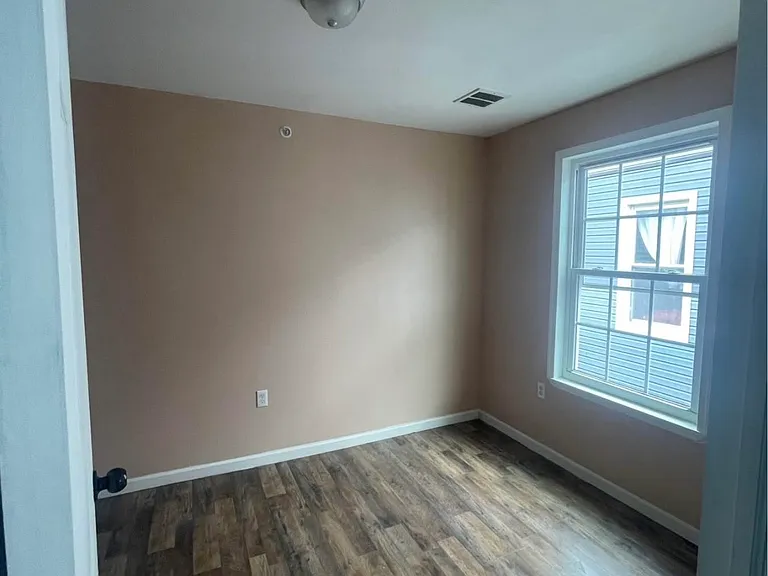240 Maple St #3 — Photo 10