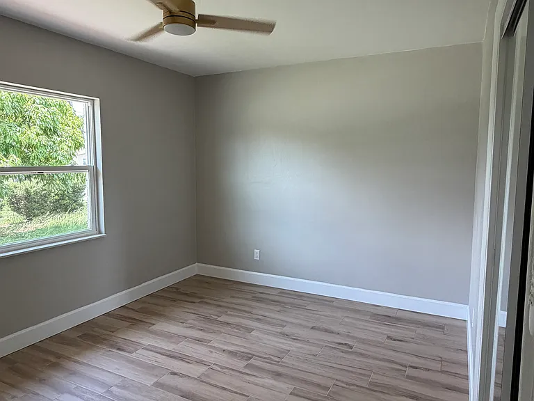 1733 Gladys St — Photo 26
